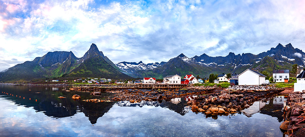 Dorp in de bergen van Noorwegen