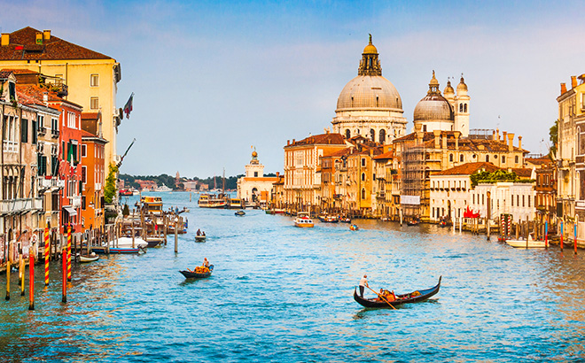 Gondels op de gracht in van Venetie